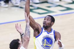 LOL决赛-雄鹿轻取天津队，库里带队取胜