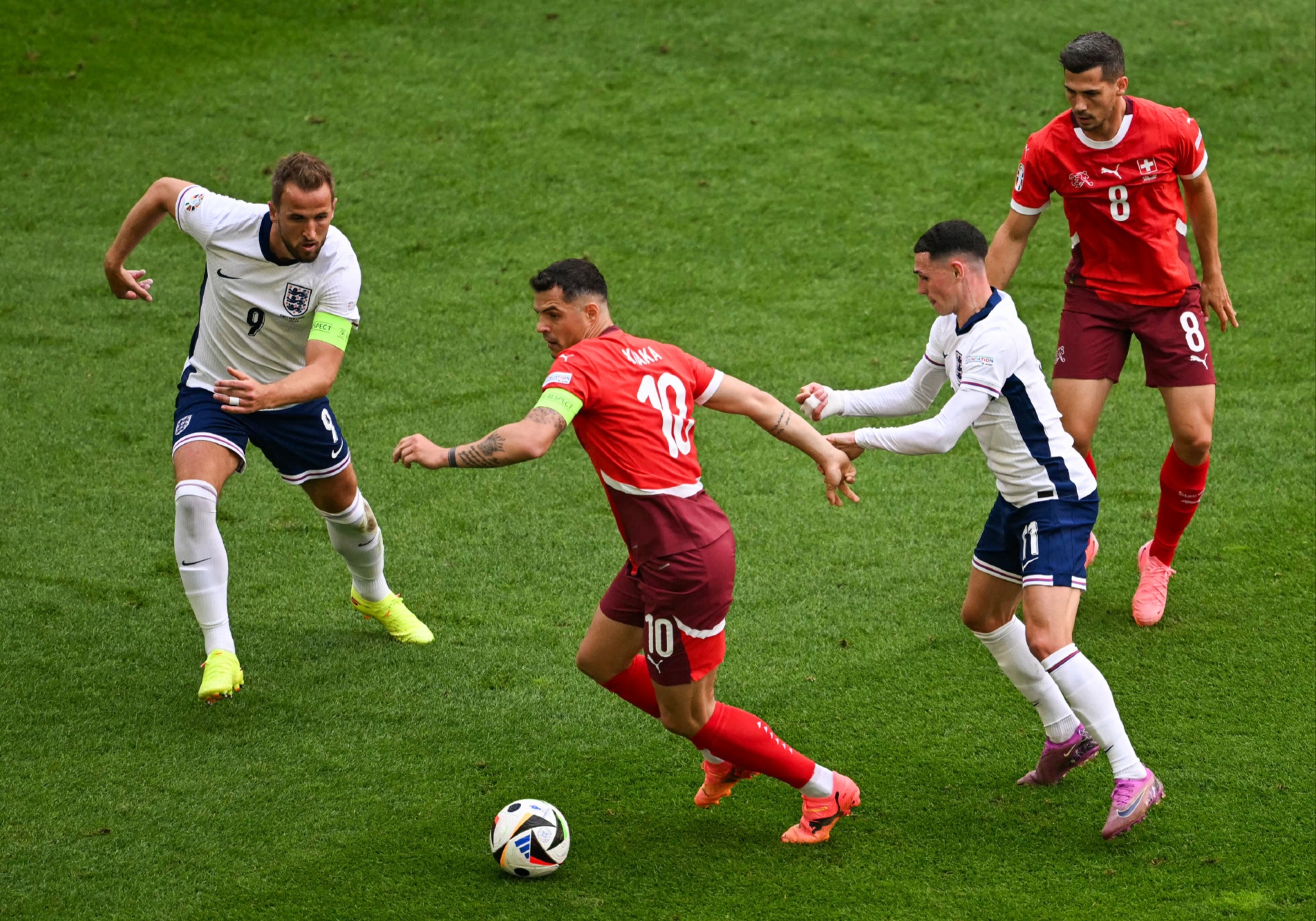 欧洲杯精彩瞬间触目惊心，球员表现技压群雄的简单介绍