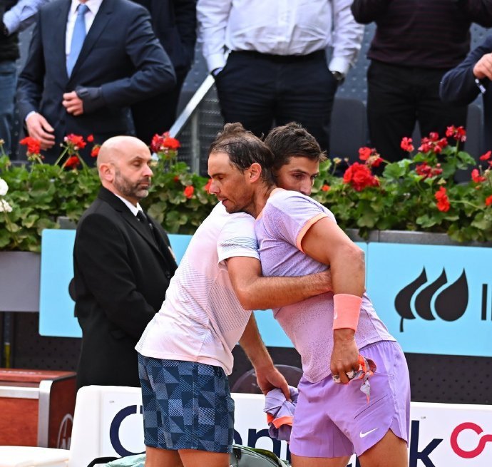 卡佩罗再度执掌国家队希望重振球队士气 卡佩罗再度执掌国家队希望重振球队士气