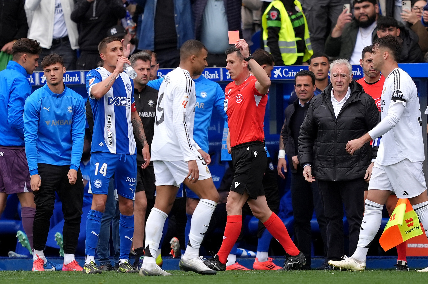 包含皇马中场球员受伤,影响球队整体实力!的词条 包含皇马中场球员受伤,影响球队整体实力!的词条